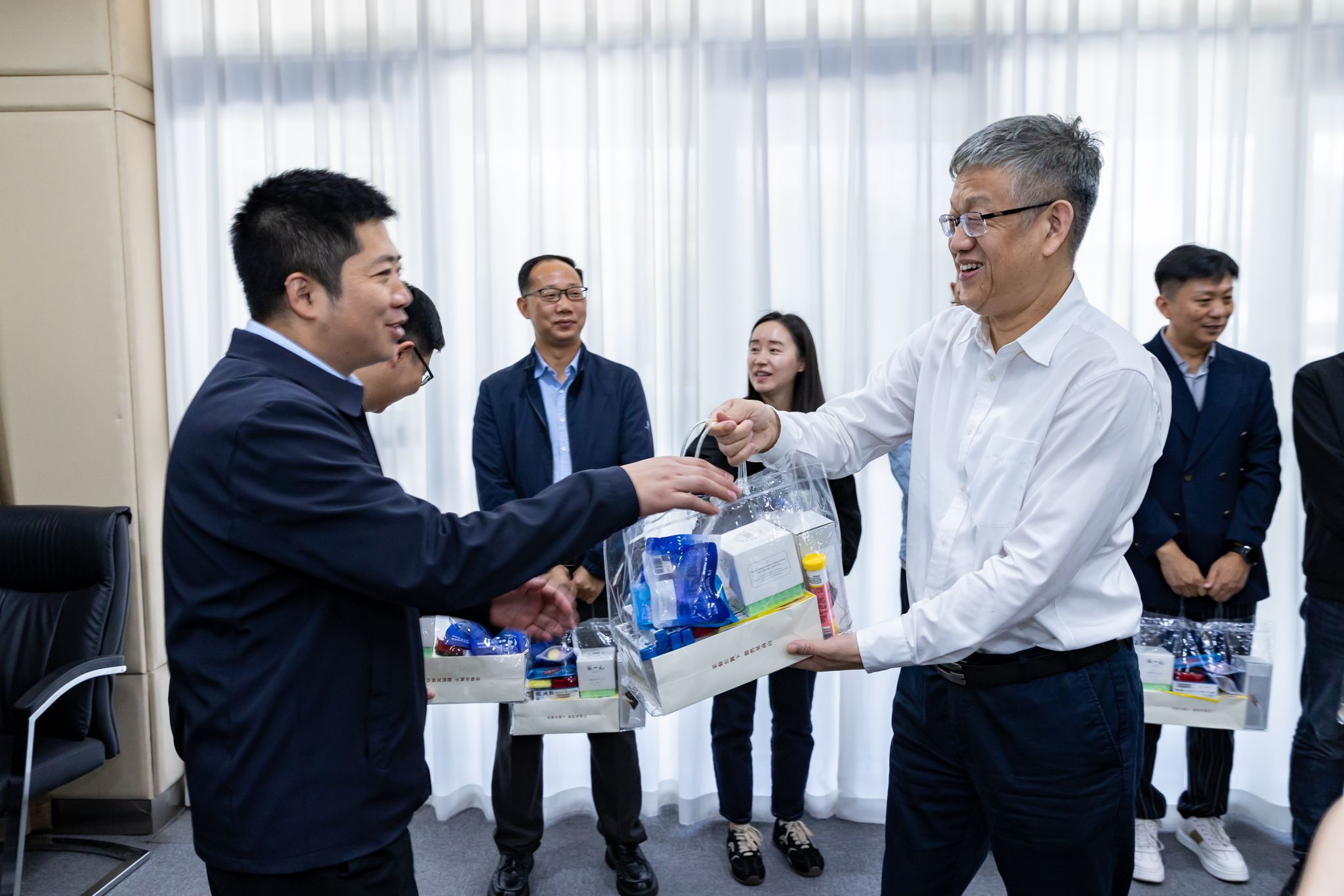暖心慰问鼓干劲 凝心聚力启新程 校党委书记、校长郑清春带队慰问我校2026年世界职业技术教育发展大会工作专班