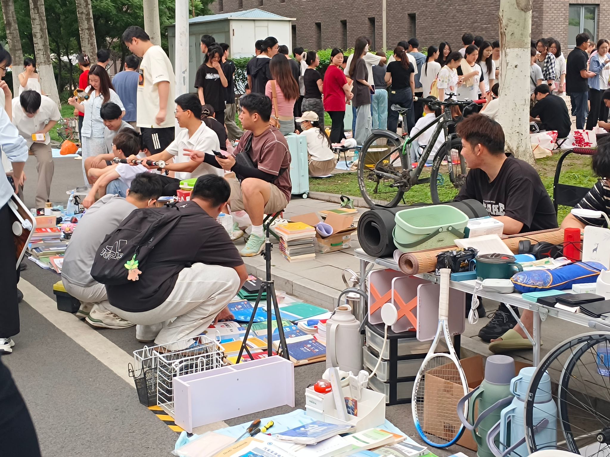 一物寄韶华 好物续芳华 我校2026届毕业生旧物交易市场温情收官