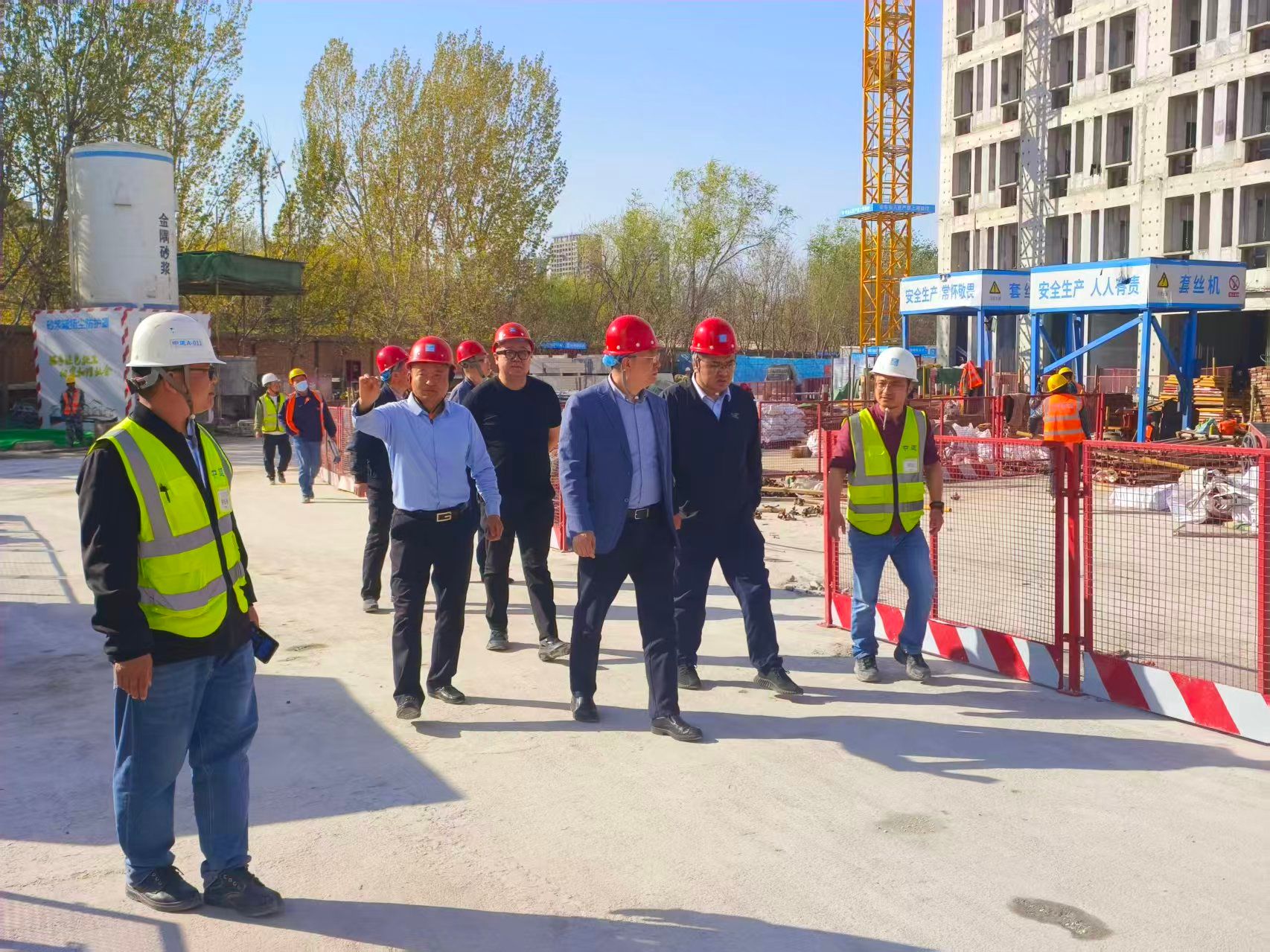 市教委基建后勤处领导深入我校检查指导项目建设