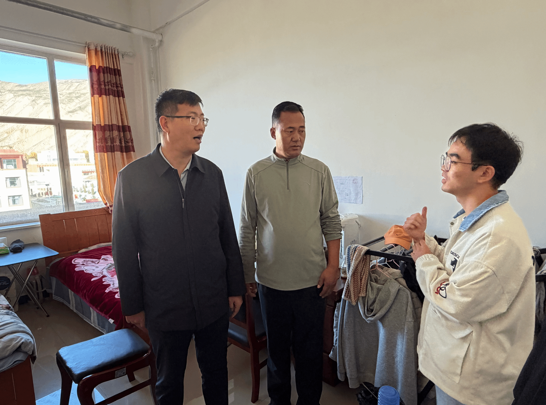 天津援青前方指挥部领导看望慰问我校支教大学生