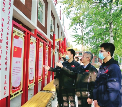 昨日,“廉洁文化园”吸引校内师生参观学习。 本报记者 谷岳 摄