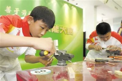 天津市首届中小学劳动技能大赛上,选手在木工项目中进行比拼。陈欣然 摄