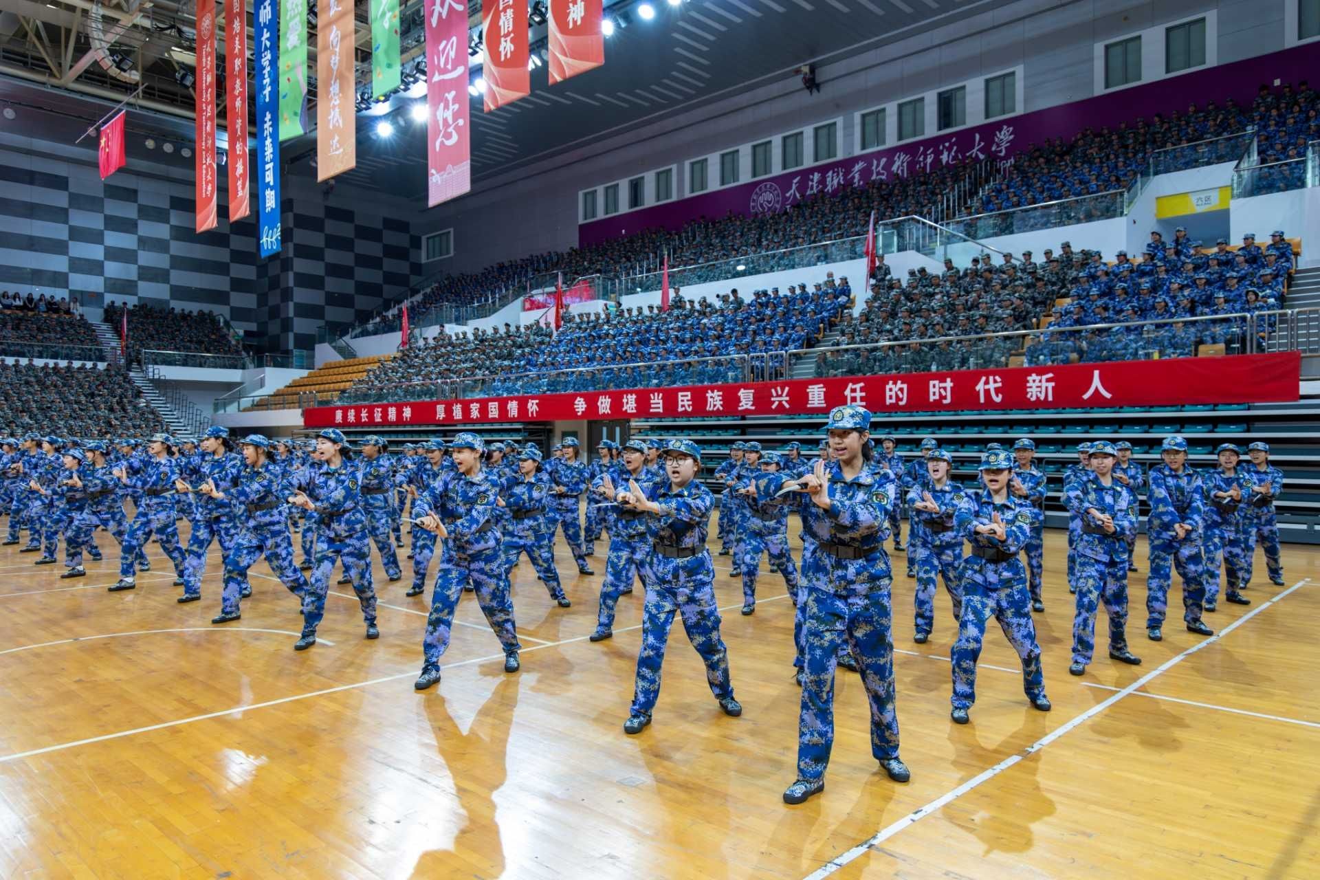 淬火砺兵展风采 青春逐梦启新程  学校举行2026级本科新生军事技能训练成果汇报暨总结表彰大会