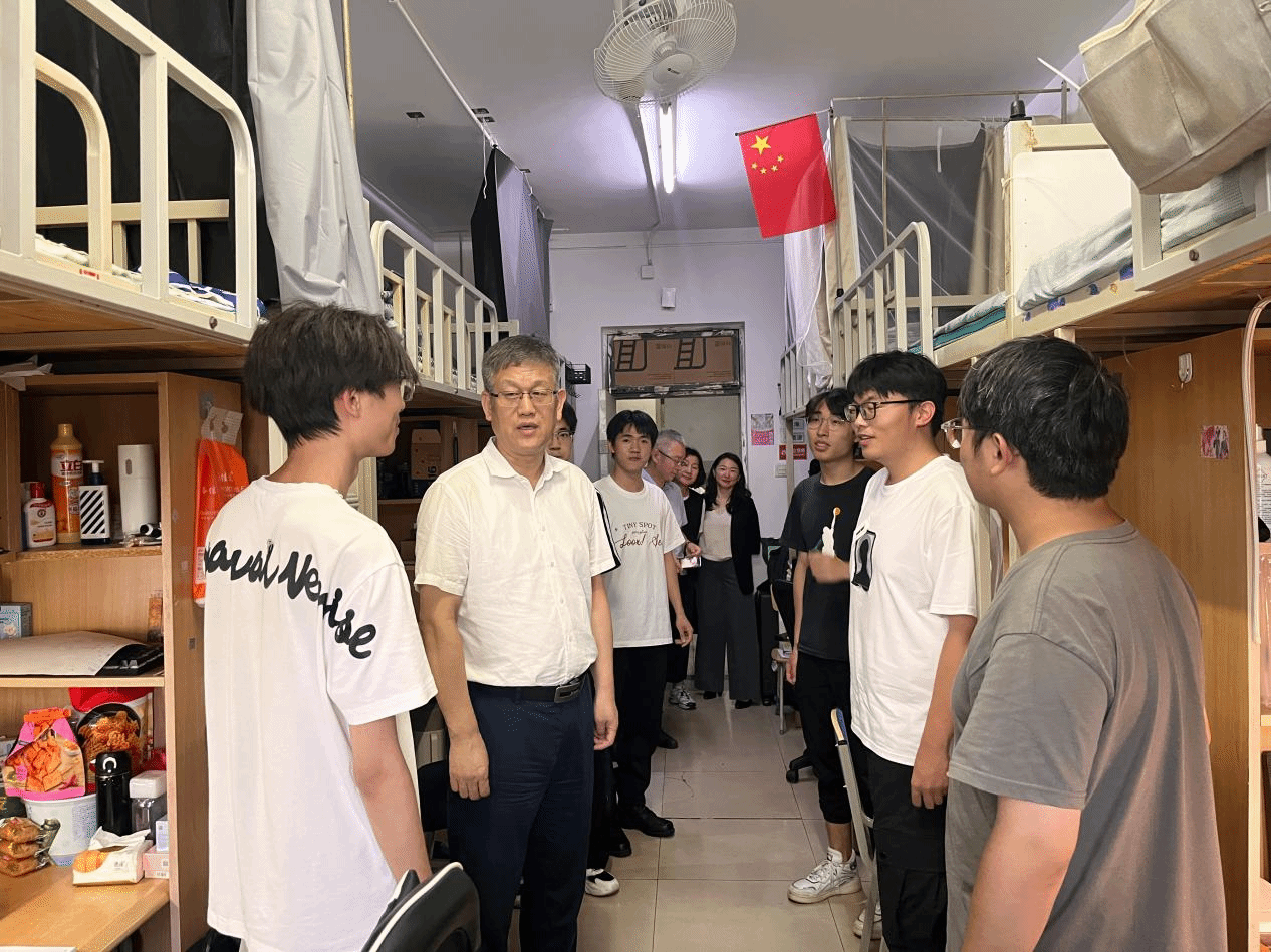 校党委书记、校长郑清春深入学生宿舍走访慰问并与新工科学生面对面交流