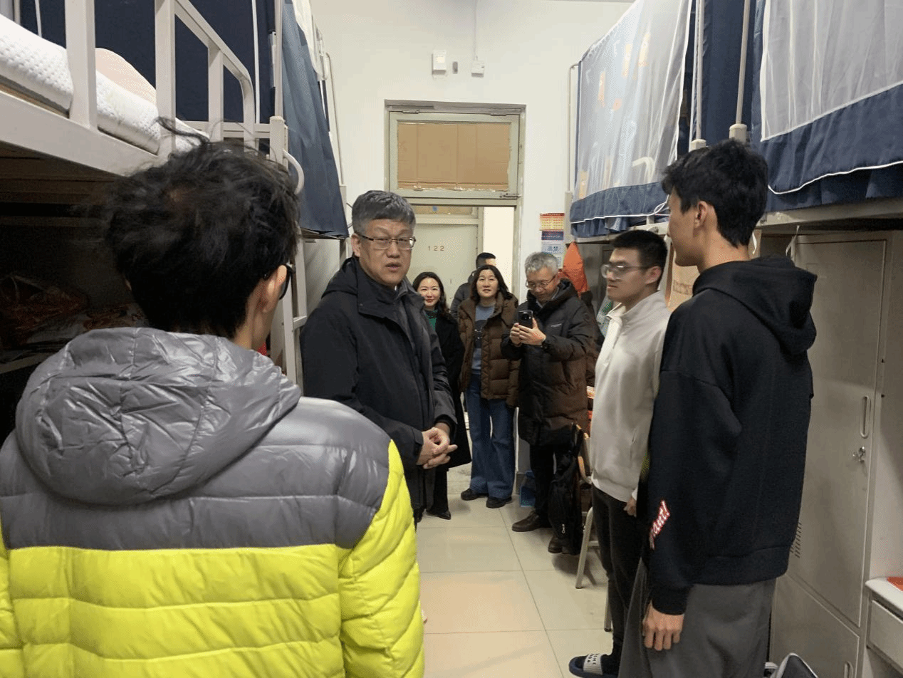 心系学子 暖心交流 郑清春校长新学期深入学生宿舍走访看望返校学子